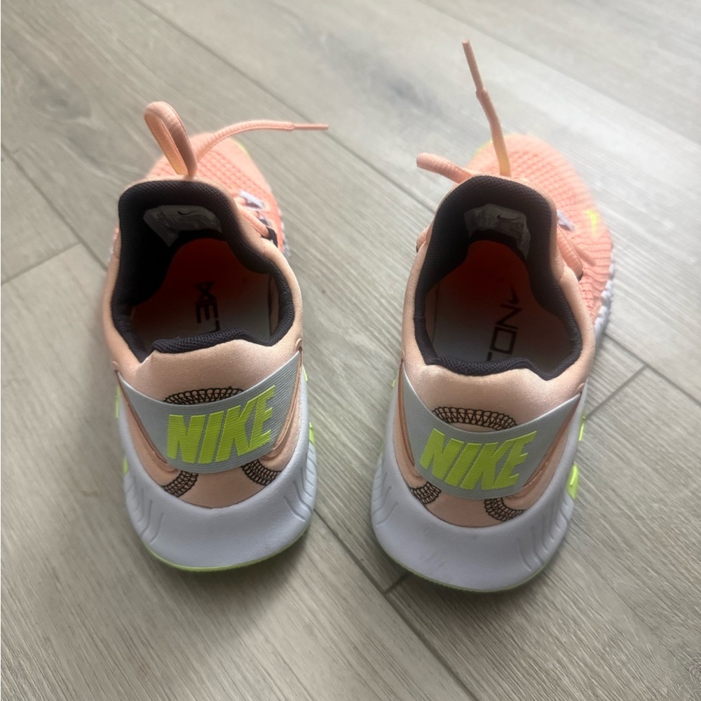 Nike Women’s Metcon Peach and Lime Sneakers Size 6.5 - Picture 3 of 7